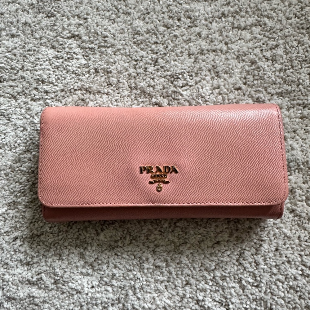 Prada Pink Leather Wallet Sleek Minimalist Design